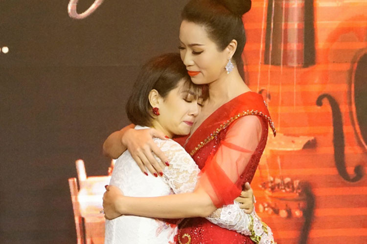 Mới đây, Mai Phương đã đến tham gia ủng hộ đêm nhạc giúp đỡ Hạnh An - cô con gái đang bị ung thư của đạo diễn Đỗ Đức Thành. Trong đêm nhạc, số tiền 70 triệu đồng được dành tặng cho Mai Phương cũng đang chữa bệnh ung thư. Ảnh: Doanh nhân pháp luật