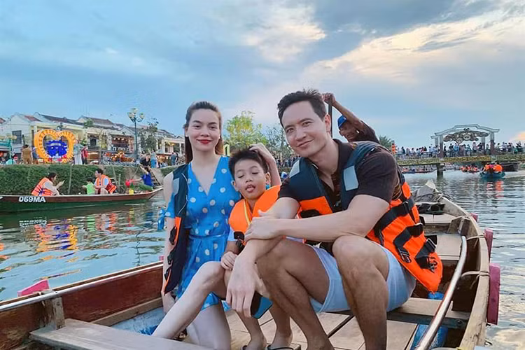 Hiện tại, cặp đôi du lịch Đà Nẵng cùng con trai riêng của Hồ Ngọc Hà.