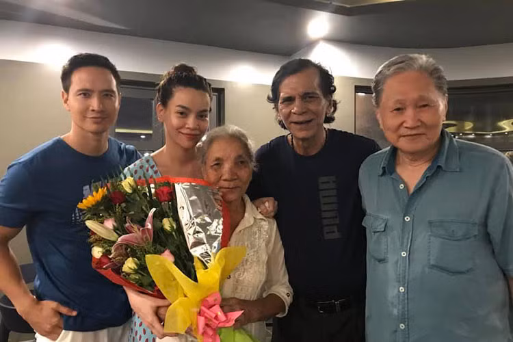 Trên trang cá nhân, mẹ của Hà Hồ chia sẻ hình ảnh của con gái bên Kim Lý và bố của Kim Lý trong chuyến gia đình Kim Lý về Việt Nam.