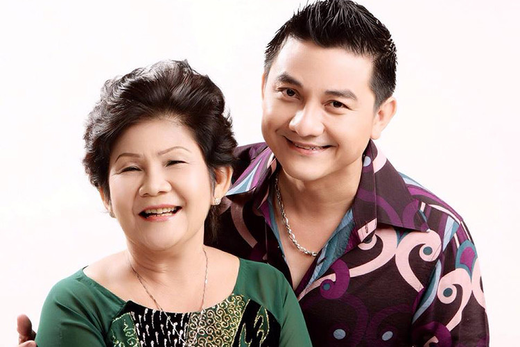 Người luôn ở bên, động viên Anh Vũ chống chọi căn bệnh ung thư quái ác là mẹ của nam diễn viên.