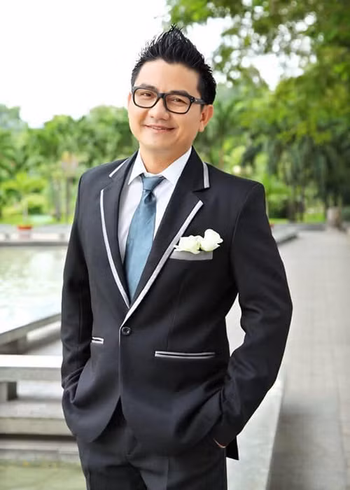 Anh Vũ rất kín tiếng trong chuyện tình cảm. Theo Phụ nữ online, nam diễn viên hài từng kết hôn vào năm 20 tuổi nhưng chỉ được 2 năm thì vợ chồng anh ly thân.