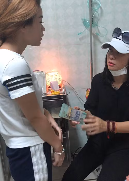 Chia sẻ trên Zing, con gái nghệ sĩ Lê Bình cho biết ông bị xuất huyết dạ dày, do sốt cao nên ông ngủ li bì, hay nói mớ khiến bạn bè đồng nghiệp khá lo lắng, tuy nhiên, sức khỏe của ông chưa chuyển biến xấu, đầu óc vẫn tỉnh táo.