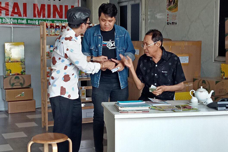 Sau thời gian nằm viện điều trị, ông đã trở lại đóng phim. Ảnh: Người lao động