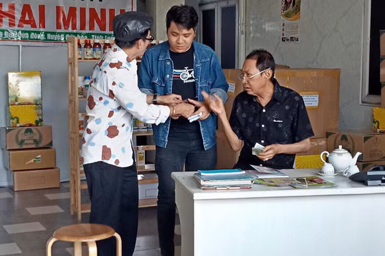 Sau thời gian nằm viện điều trị, ông đã trở lại đóng phim. Ảnh: Người lao động