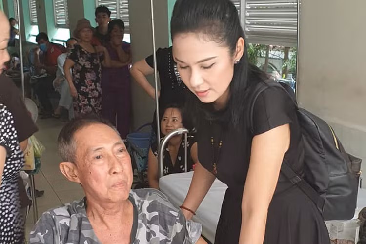 Gần đây, nghệ sĩ Lê Bình bị liệt nửa thân dưới khi khối u di căn vào tủy.