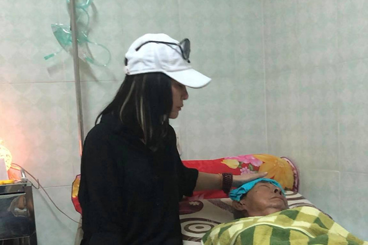 Cát Phượng vừa đến trao số tiền hỗ trợ cho nghệ sĩ Lê Bình bị ung thư. Cô cho biết, nam nghệ sĩ sốt cao, nói mê sảng, không ăn uống gì được. Cát Phương chia sẻ thêm con gái của nghệ sĩ Lê Bình gửi lời cảm ơn đến mọi người và xin ngưng nhận tiền hỗ trợ.