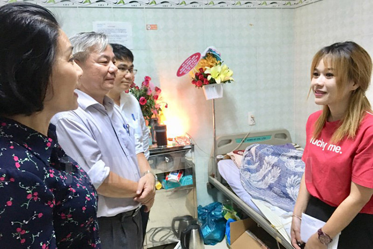 Cách đây ít ngày, đoàn cán bộ Thành ủy TPHCM đã đến bệnh viện thăm nghệ sĩ Lê Bình và trao tặng số tiền 30 triệu đồng trích từ kinh phí Thành ủy TPHCM cho nghệ sĩ Lê Bình.