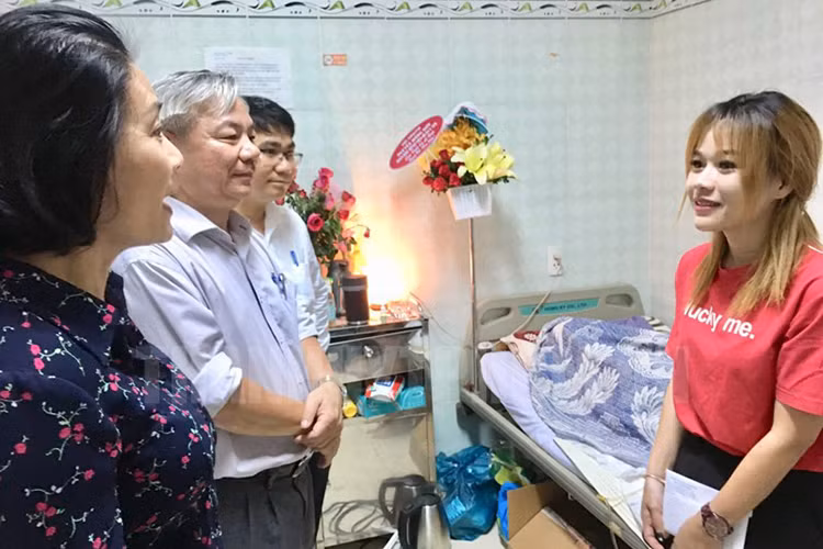 Cách đây ít ngày, đoàn cán bộ Thành ủy TPHCM đã đến bệnh viện thăm nghệ sĩ Lê Bình và trao tặng số tiền 30 triệu đồng trích từ kinh phí Thành ủy TPHCM cho nghệ sĩ Lê Bình.