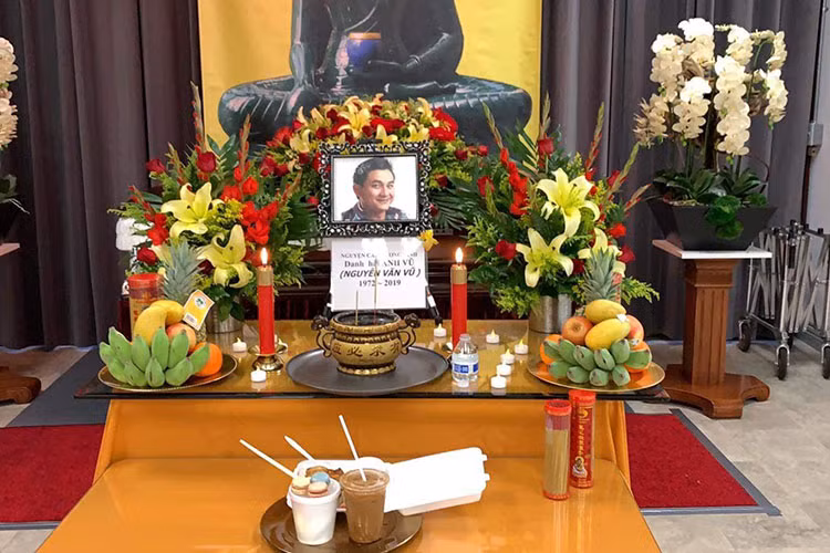 Sinh thời, Anh Vũ miệt mài hoạt động nghệ thuật và sống không bon chen nên anh được nhiều đồng nghiệp yêu mến. Ảnh: FBNV