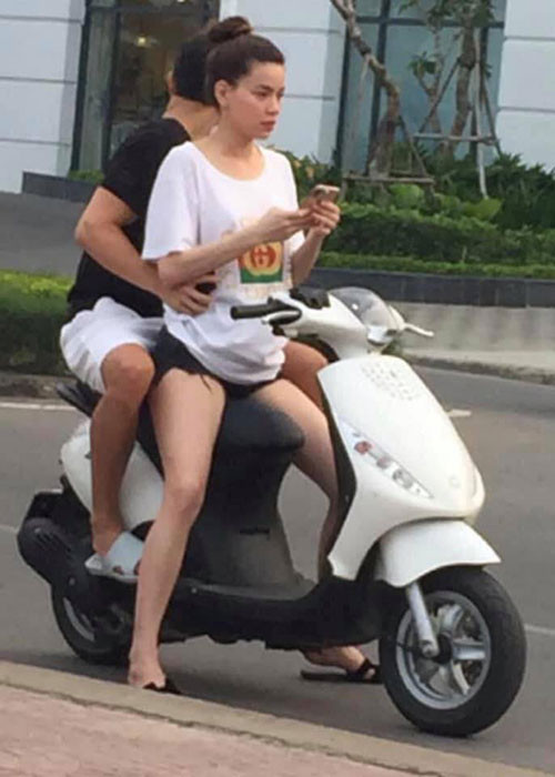 Cư dân mạng tranh cãi việc Hồ Ngọc Hà - Kim Lý được cho là không đội mũi bảo hiểm khi tham gia giao thông. Ảnh: Vietnamnet