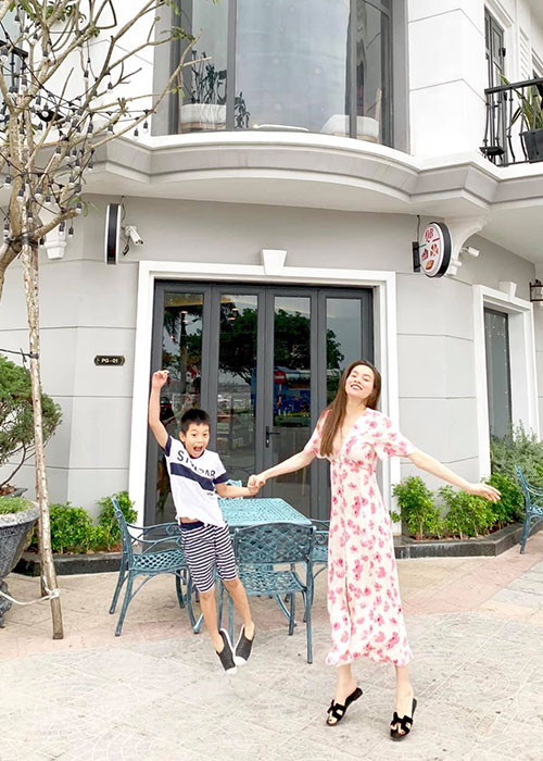 Hiện tại, Hà Hồ chưa lên tiếng về ồn ào điều khiển xe máy nhưng không đội mũ bảo hiểm bên Kim Lý. Ảnh: FBNV