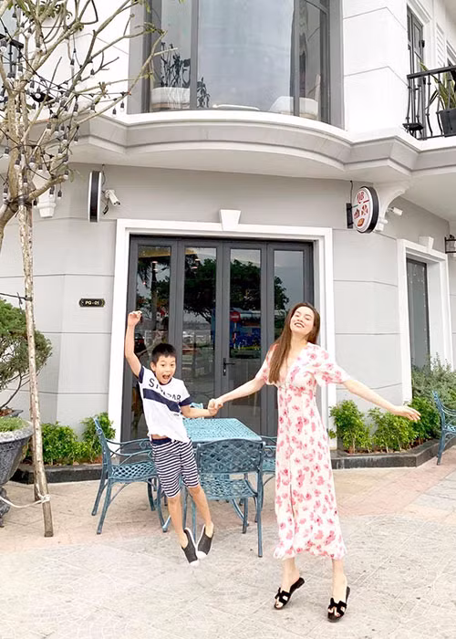 Hiện tại, Hà Hồ chưa lên tiếng về ồn ào điều khiển xe máy nhưng không đội mũ bảo hiểm bên Kim Lý. Ảnh: FBNV