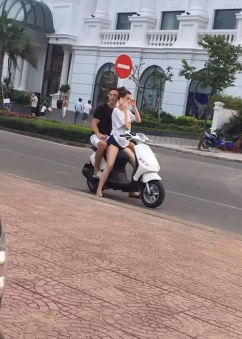 Ngoài hình ảnh bố mẹ của Kim Lý về Việt Nam gặp gia đình Hà Hồ, cư dân mạng còn chú ý đến hình ảnh Hà Hồ - Kim Lý ngồi trên xe máy nhưng cả hai không đội mũ bảo hiểm. Ảnh: Vietnamnet
