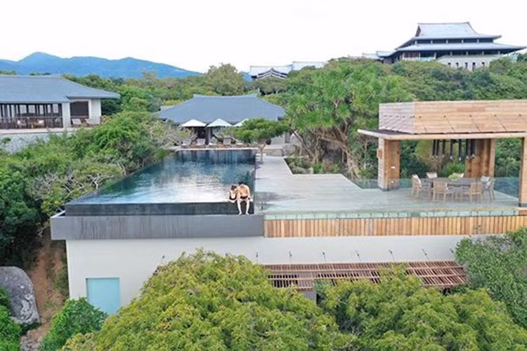 Mới đây, Cường Đô la và Đàm Thu Trang cùng đi nghỉ dưỡng. Được biết, cặp đôi ở resort 6 sao tại Ninh Thuận. Ảnh: FBNV