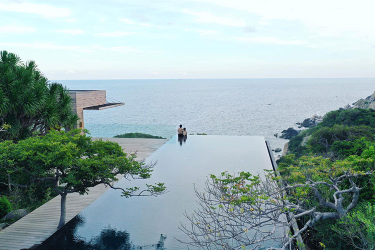 Trên trang cá nhân, cặp đôi cùng khoe ảnh nghỉ dưỡng sang chảnh. Ảnh: FBNV