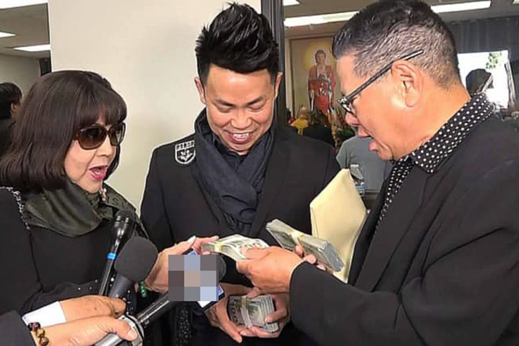 Trong lễ tang của Anh Vũ, tỷ phú Hoàng Kiều hỗ trợ gia đình cố nghệ sĩ 30.000 USD. "Ông Hoàng Kiều mong muốn số tiền này sẽ giúp gia đình Anh Vũ sửa lại ngôi nhà như ước nguyện của nghệ sĩ trước khi qua đời", Leon Vũ chia sẻ.