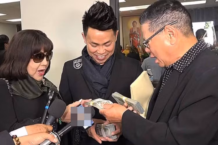 Trong lễ tang của Anh Vũ, tỷ phú Hoàng Kiều hỗ trợ gia đình cố nghệ sĩ 30.000 USD. "Ông Hoàng Kiều mong muốn số tiền này sẽ giúp gia đình Anh Vũ sửa lại ngôi nhà như ước nguyện của nghệ sĩ trước khi qua đời", Leon Vũ chia sẻ.