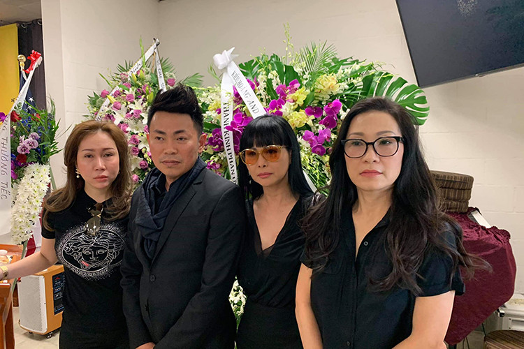 Các nghệ sĩ hải ngoại: Hồng Đào, Hương Lan, Thu Phương đã đến tiễn biệt Anh Vũ.