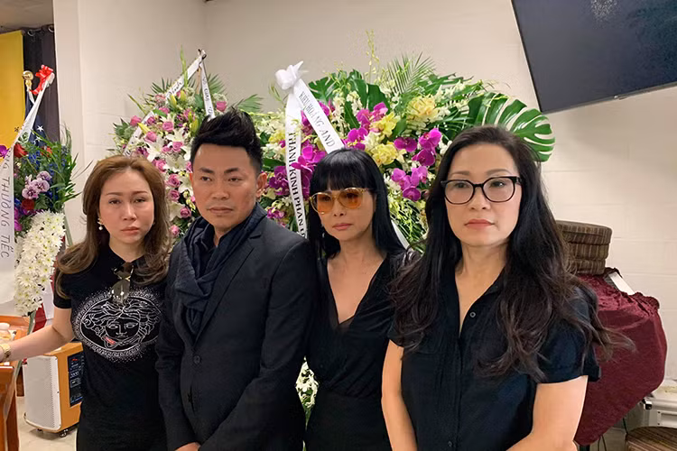 Các nghệ sĩ hải ngoại: Hồng Đào, Hương Lan, Thu Phương đã đến tiễn biệt Anh Vũ.