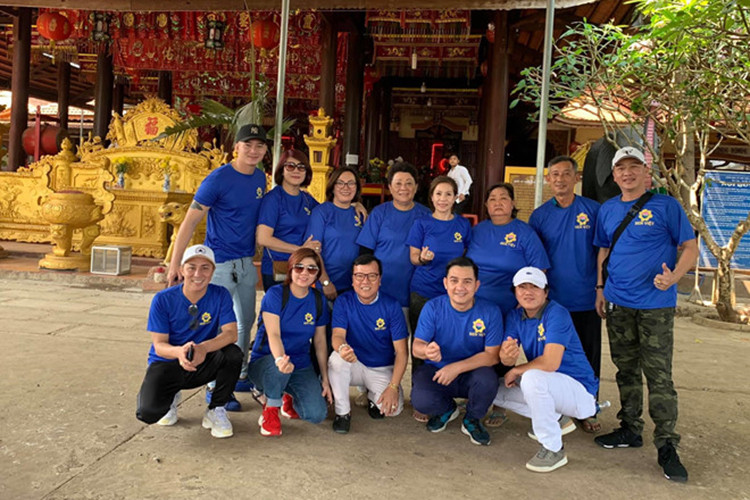 Trong tháng 3 vừa qua, Anh Vũ đi từ thiện cùng một nhóm bạn.