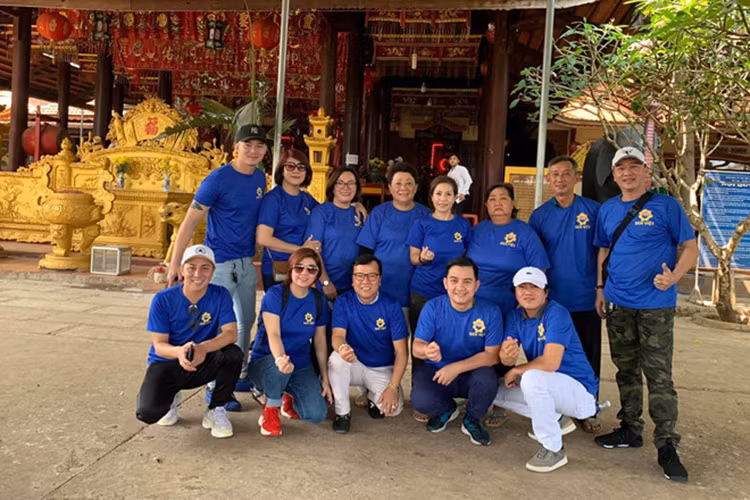 Trong tháng 3 vừa qua, Anh Vũ đi từ thiện cùng một nhóm bạn.