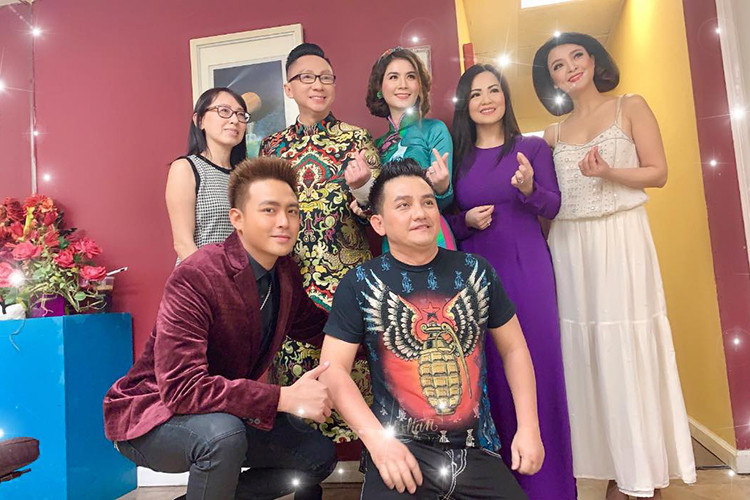 Vào chiều ngày 31/3, trên trang cá nhân, Anh Vũ vẫn còn chia sẻ hình ảnh tươi cười của mình ở hậu trường chuyến lưu diễn.