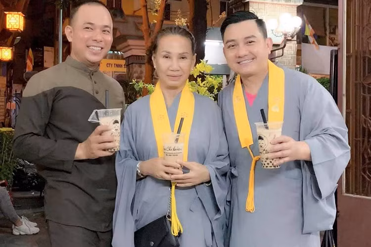 Hình ảnh nam nghệ sĩ tươi tắn khi tham gia hoạt động Thắp đèn cúng Phật tổ chức ở chùa Phổ Quang vào ngày 24/3.