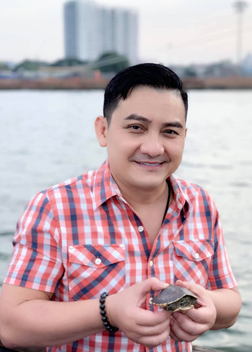 Nhìn những hình ảnh lạc quan cuối đời của Anh Vũ, nhiều người không khỏi xót xa.