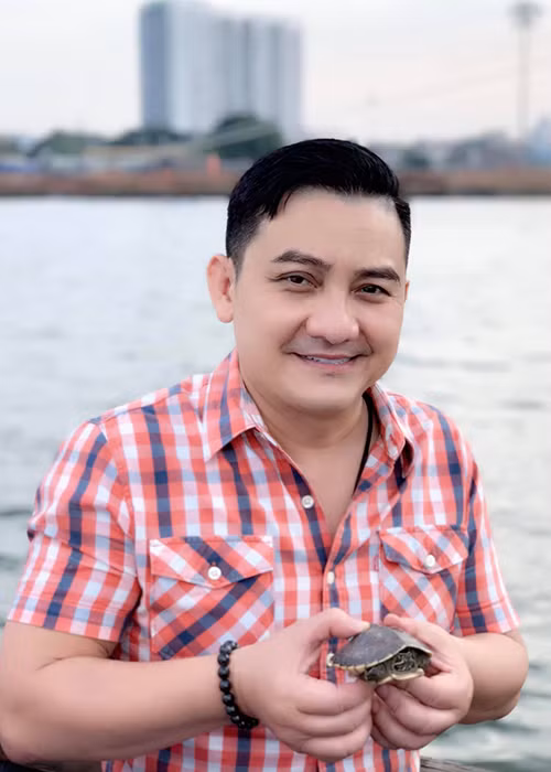 Nhìn những hình ảnh lạc quan cuối đời của Anh Vũ, nhiều người không khỏi xót xa.