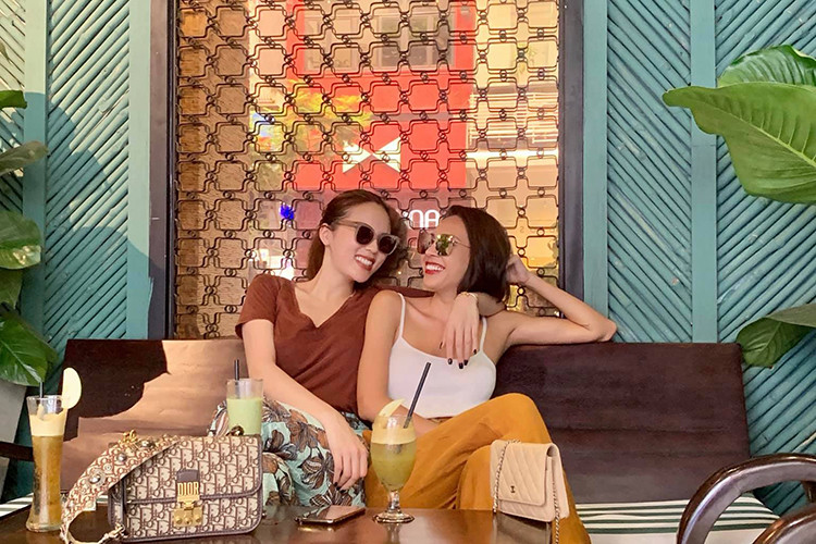 Kỳ Duyên và Minh Triệu dính như sam không khác đôi tình nhân.