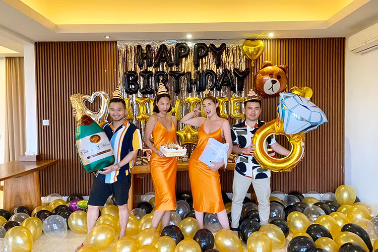 Mới đây, Kỳ Duyên còn tổ chức tiệc sinh nhật bất ngờ cho Minh Triệu tại Bali. Trong khi Kỳ Duyên bị đồn yêu đồng tính, nhiều người tò mò cuộc sống của doanh nhân Tạ Công Sơn.