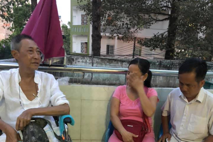 Ngoài đồng nghiệp, không ít khán giả đến tận bệnh viện để thăm nghệ sĩ Lê Bình.