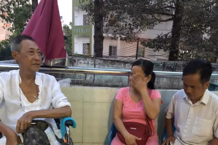 Ngoài đồng nghiệp, không ít khán giả đến tận bệnh viện để thăm nghệ sĩ Lê Bình.