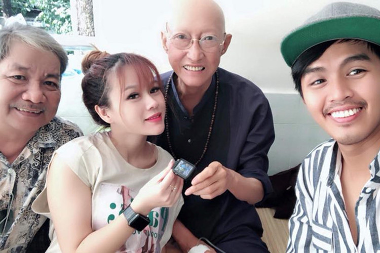 Con gái và con trai nuôi chăm sóc nghệ sĩ Lê Bình khi ông nhập viện. Ảnh: Zing