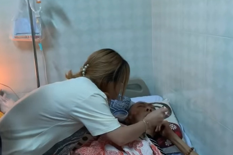 Chị Khả Hân - con gái nuôi của nghệ sĩ Lê Bình cho biết tin đồn bố của cô hôn mê sâu, nguy kịch chỉ là tin đồn.