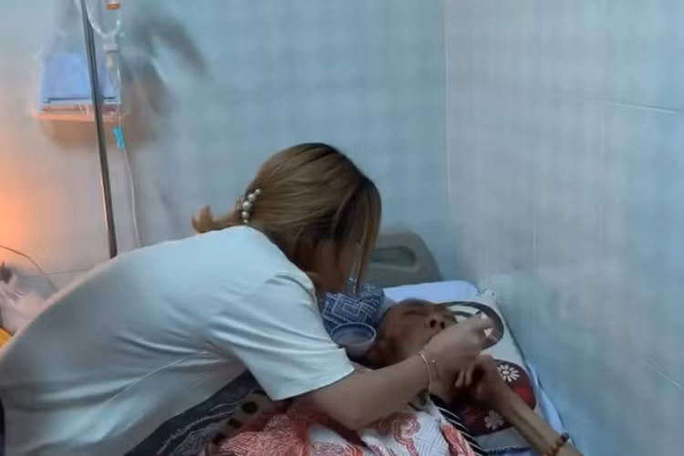 Chị Khả Hân - con gái nuôi của nghệ sĩ Lê Bình cho biết tin đồn bố của cô hôn mê sâu, nguy kịch chỉ là tin đồn.