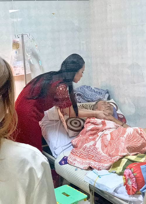 Trịnh Kim Chi khẳng định nam nghệ sĩ không hôn mê sâu, nguy kịch như tin đồn.