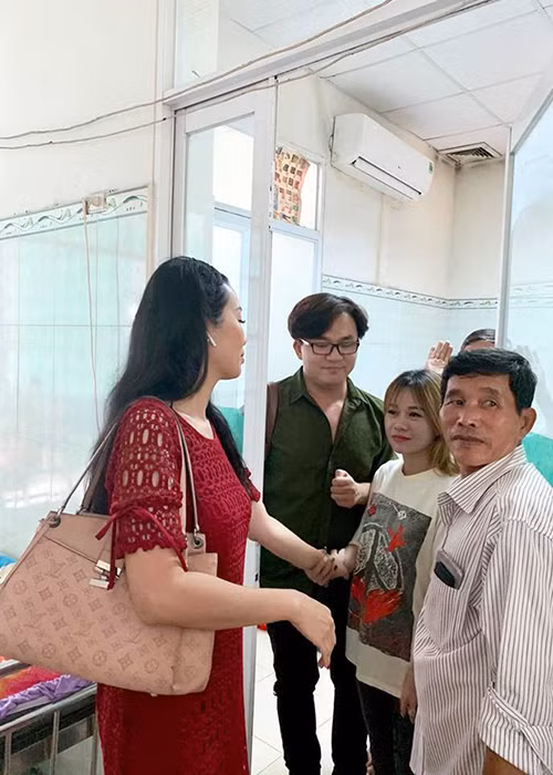 MC Đại Nghĩa cho biết nghệ sĩ Lê Bình vẫn còn yếu và rất dễ xúc động, khi có người đến thăm, ông đều khóc. Nam MC còn chia sẻ dù đang mắc bạo bệnh nhưng nghệ sĩ Lê Bình vẫn trấn an mọi người đừng quá lo cho ông mà hãy giữ gìn sức khỏe.