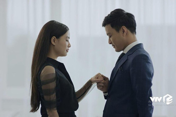 Tuy nhiên, trong thời khắc tặng quà cho Lam Anh, Khánh lại bỏ bạn gái để theo dấu vết của một vụ án nghi giết người. Ảnh: Tiền phong