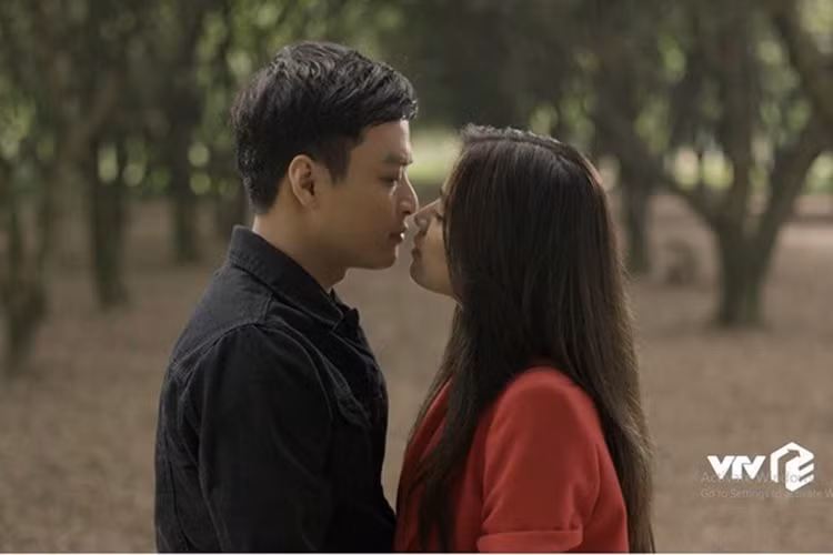 Trong "Mê cung", Hoàng Thùy Linh và Hồng Đăng đóng vai cặp tình nhân Khánh và Lam Anh. Ảnh: Tiền Phong