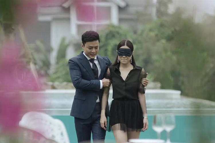 Khi phim chưa lên sóng, Hồng Đăng và Hoàng Thùy Linh chia sẻ cả hai bị khớp khi đóng cảnh tình cảm. Và đúng như lời hai diễn viên tiết lộ, trong tập 1, cả hai diễn cảnh tình tứ khá gượng gạo. Ảnh: Vietnamnet