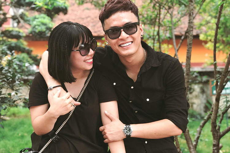 Ngoài đời, Hồng Đăng đã lập gia đình với một cô gái ngoài làng giải trí. May mắn, vợ của nam diễn viên dù không hoạt động nghệ thuật nhưng luôn hiểu và thông cảm với công việc của chồng.