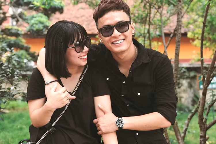 Ngoài đời, Hồng Đăng đã lập gia đình với một cô gái ngoài làng giải trí. May mắn, vợ của nam diễn viên dù không hoạt động nghệ thuật nhưng luôn hiểu và thông cảm với công việc của chồng.