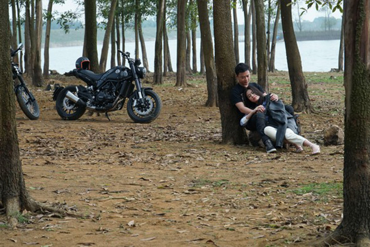 Hoàng Thùy Linh bị khớp với Hồng Đăng do đã hơn 10 năm cô rời xa truyền hình cũng như chưa có sự ăn ý với bạn diễn. Ảnh: Báo nhanh 247