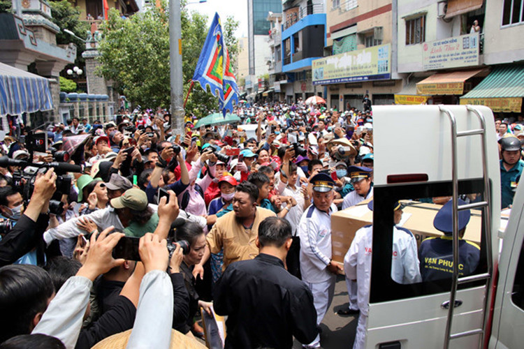 Khi linh cữu của Anh Vũ về đến nơi tổ chức tang lễ, đã xảy ra tình trạng hỗn loạn bởi nhiều người giành chỗ livestream. Ảnh: Dân Việt