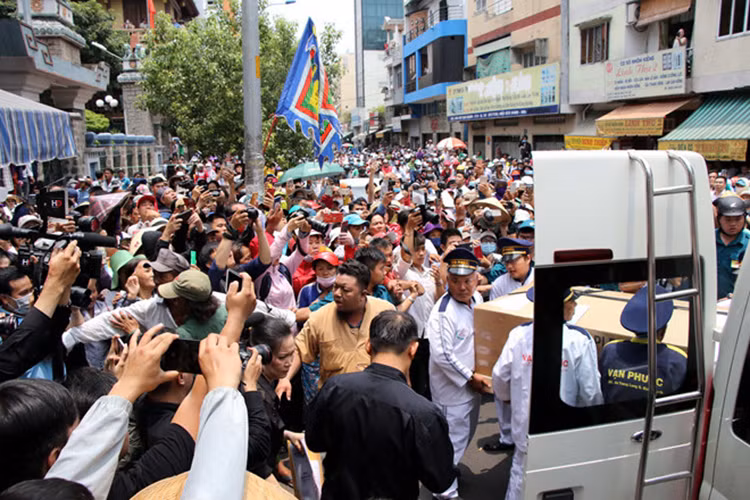 Khi linh cữu của Anh Vũ về đến nơi tổ chức tang lễ, đã xảy ra tình trạng hỗn loạn bởi nhiều người giành chỗ livestream. Ảnh: Dân Việt