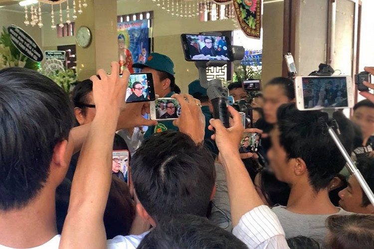 Đám đông livestream để câu like trong không khí tang thương khiến nhiều người bức xúc. Ảnh: Dân Việt