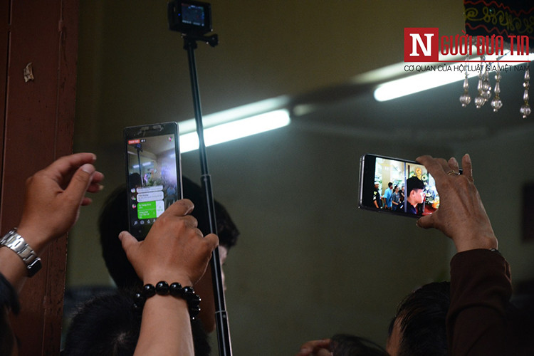 Các YouTuber chen lấn xô đẩy ảnh hưởng đến những người đến viếng nghệ sĩ Anh Vũ. Ảnh: Người đưa tin