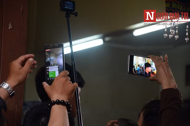 Các YouTuber chen lấn xô đẩy ảnh hưởng đến những người đến viếng nghệ sĩ Anh Vũ. Ảnh: Người đưa tin