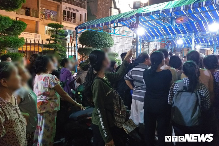 Đến tối muộn, đám đông livestream vẫn đeo bám các nghệ sĩ tới viếng. Ảnh: VTC